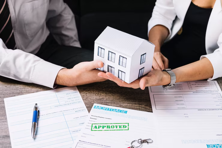 realtor-making-deal-with-customer-office_23-2147764245 realtor-making-deal-with-customer-office_23-2147764245